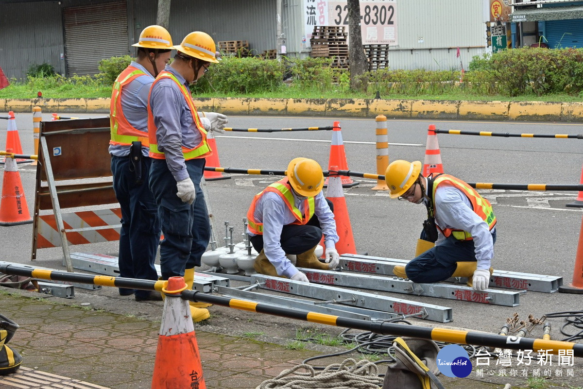 行政院長卓榮泰視察「台電公司桃園區處穩定供電作業」，為工作人加油打氣。