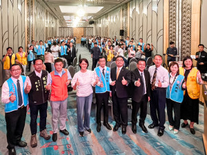 鄭曜德的選前之夜，不僅同業、自營品牌支持者齊聚，更有多位民意代表、公益團體前來