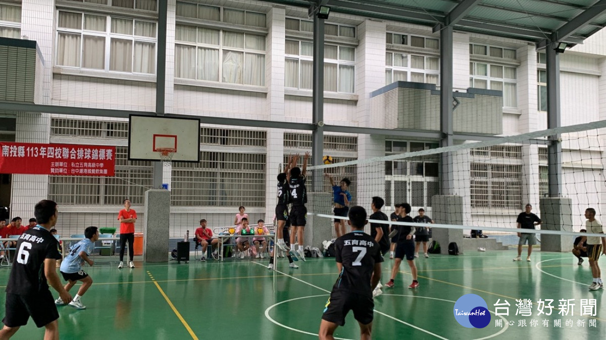 排球隊同場競技，展現了高超的技術與無比的熱情。<br />
<br />
