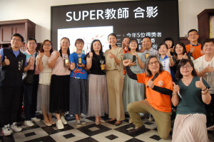 許縣長感謝獲獎教師無私的奉獻。（縣府提供）