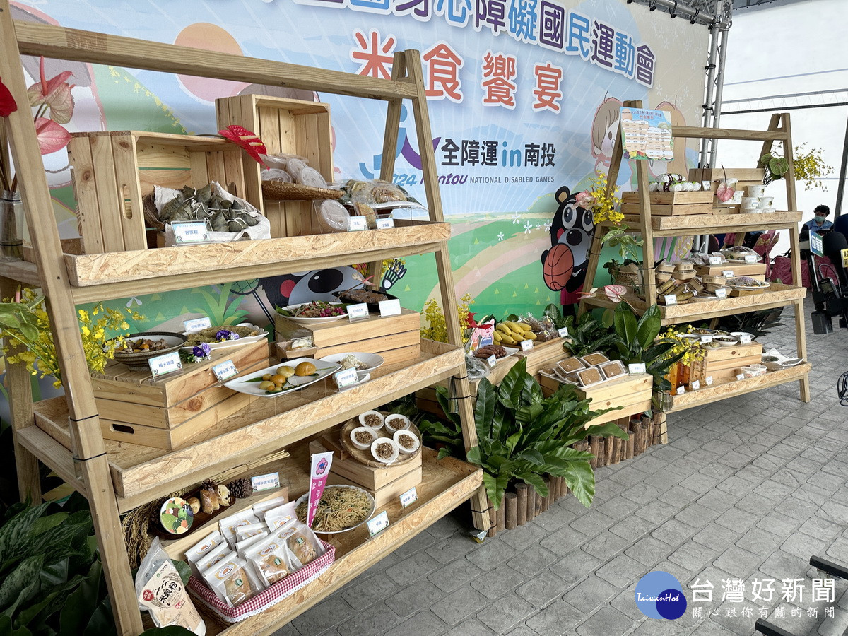 南投縣備有各式在地米食與大會選手隊職員分享。（記者扶小萍攝）