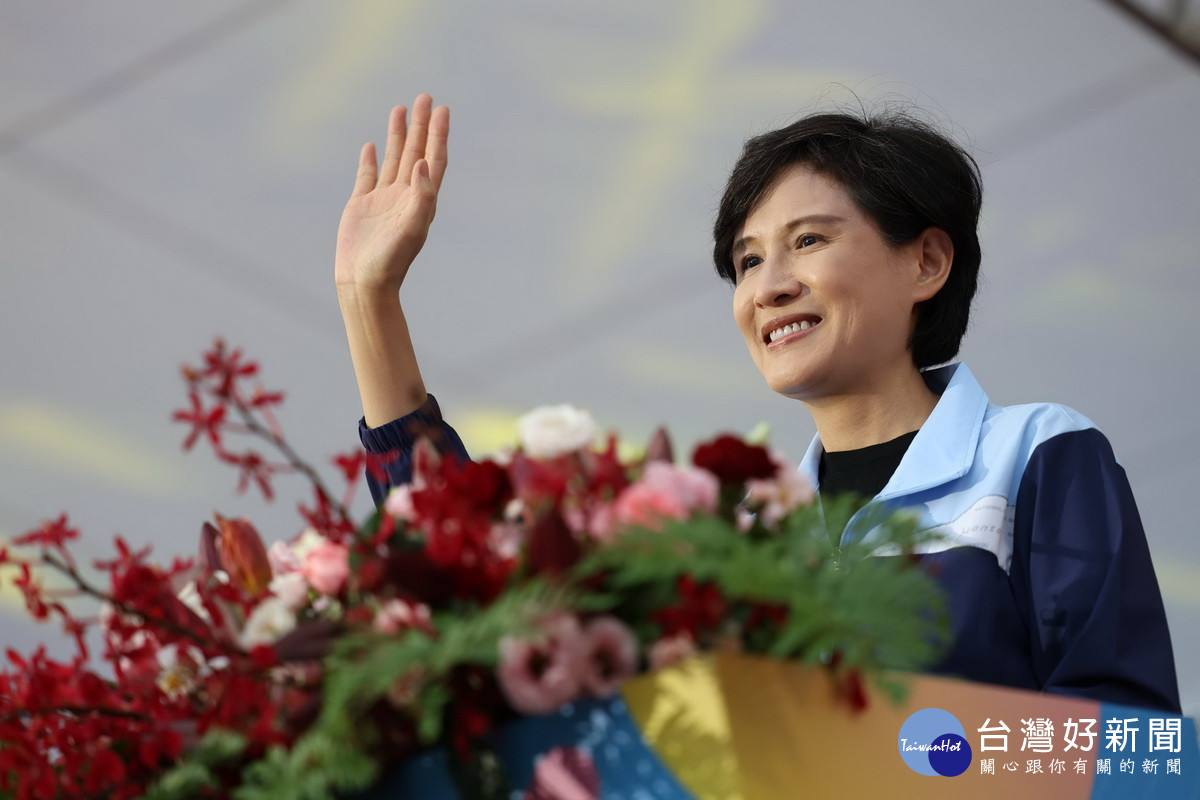 鄭副院長向選手致敬。（縣府提供）