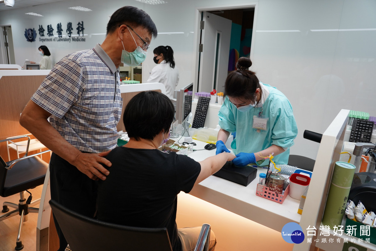 紀先生（左一）感恩醫護人員犧牲休假時間為院生健檢，讓家長可以兼顧工作與家庭照顧。