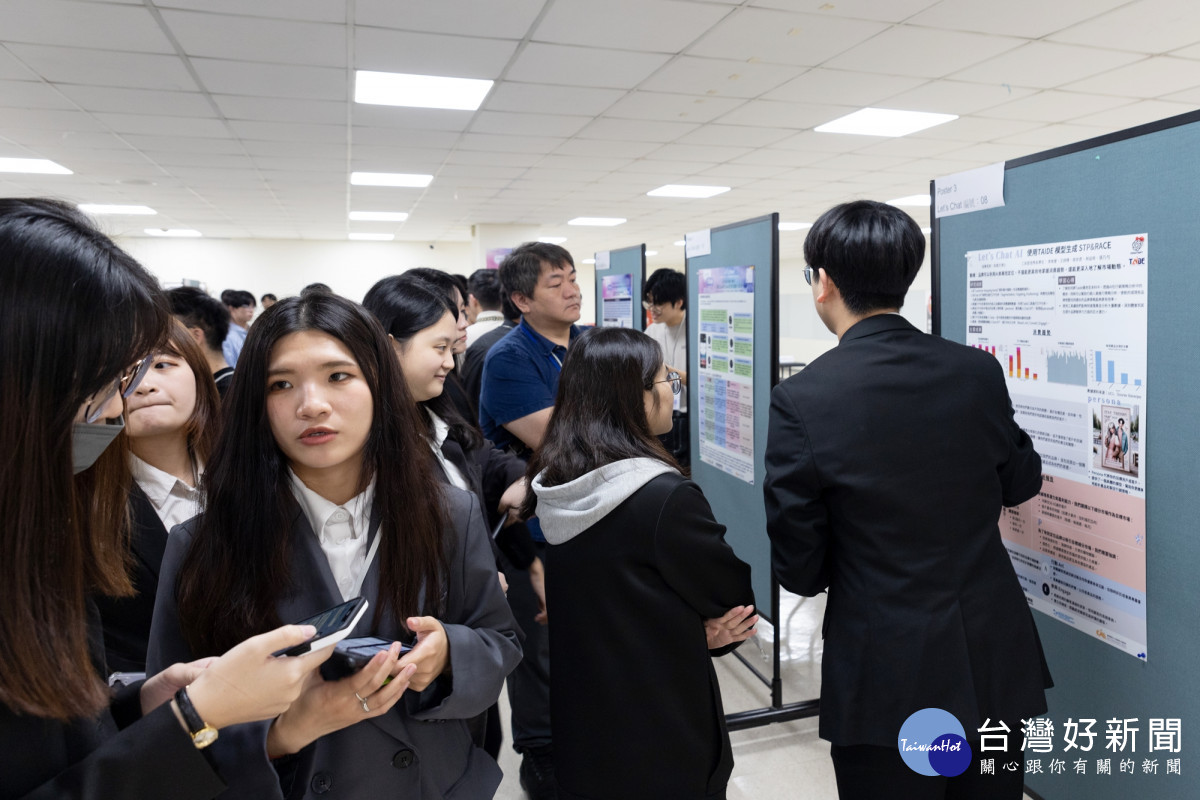 參與創意應用競賽團隊們在海報區和與會者交流互動