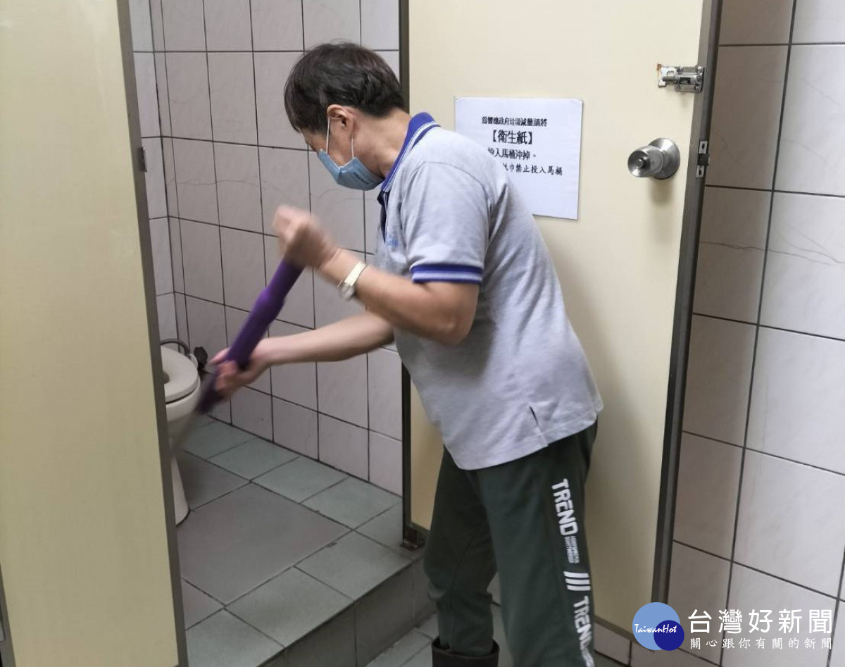 花阿嬤感謝線西就服台為她媒合至雅蓮碧公司即時上工而格外勤奮，受到公司的稱讚。圖／中彰投分署各就業中心