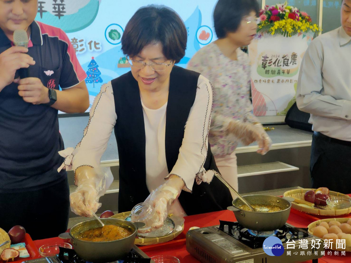 2024彰化時農嘉年華啟動，現場由王惠美縣長和與會貴賓示範製作百香果醬。圖／記者鄧富珍攝