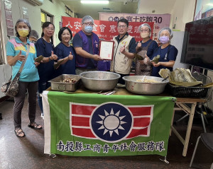 平安站贈感謝狀予救國團工青隊會長紀百鍊。（平安站提供）