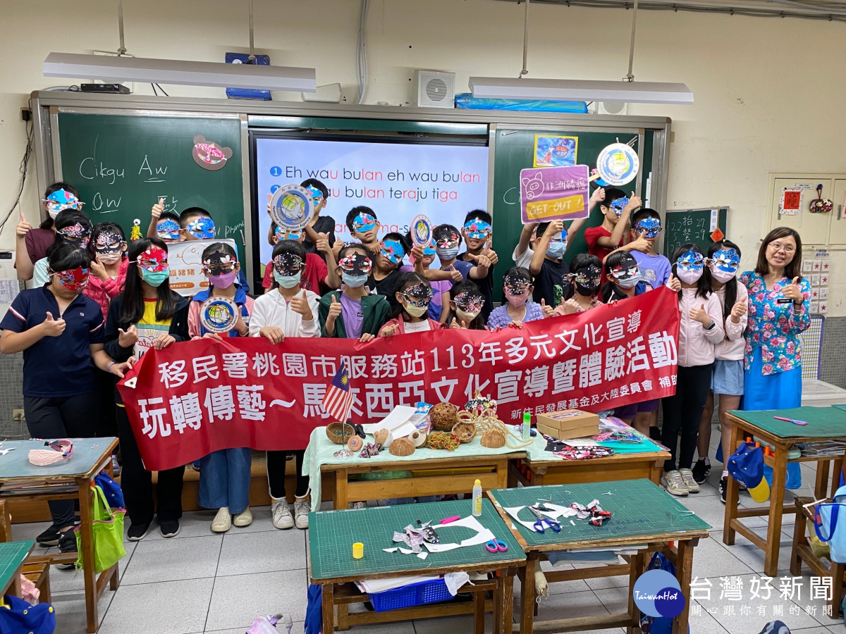同學們頭戴月亮風箏面具一同合照