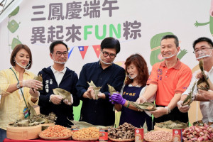 ▲三鳳中街飄粽香，陳其邁俐落包起傳統肉粽，與大家提前歡度端午佳節。