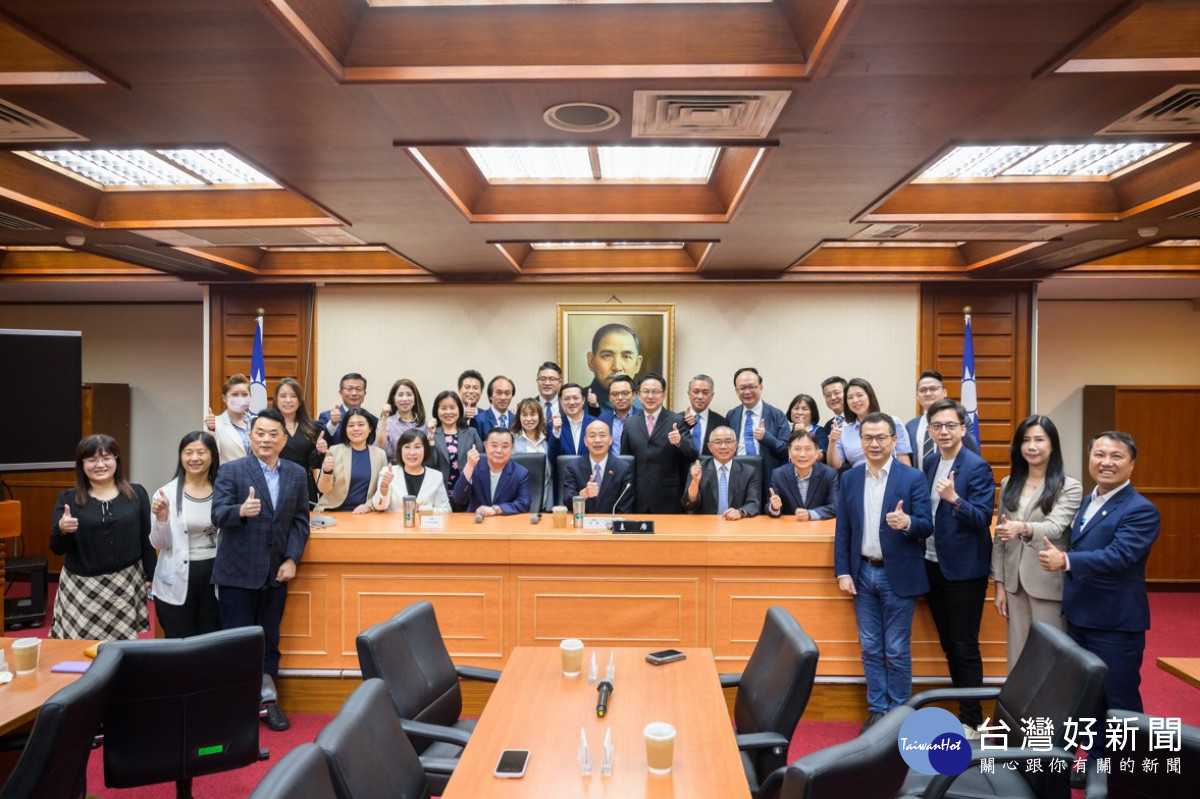 邱議長率黨團議員拜會韓國瑜院長。