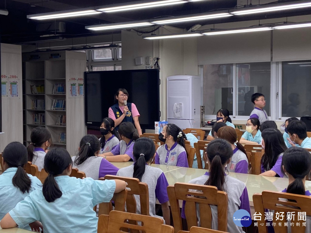 楊梅分局與少年警察隊聯手，利用楊梅國中入班宣導機會，共同辦理反詐騙宣導活動。