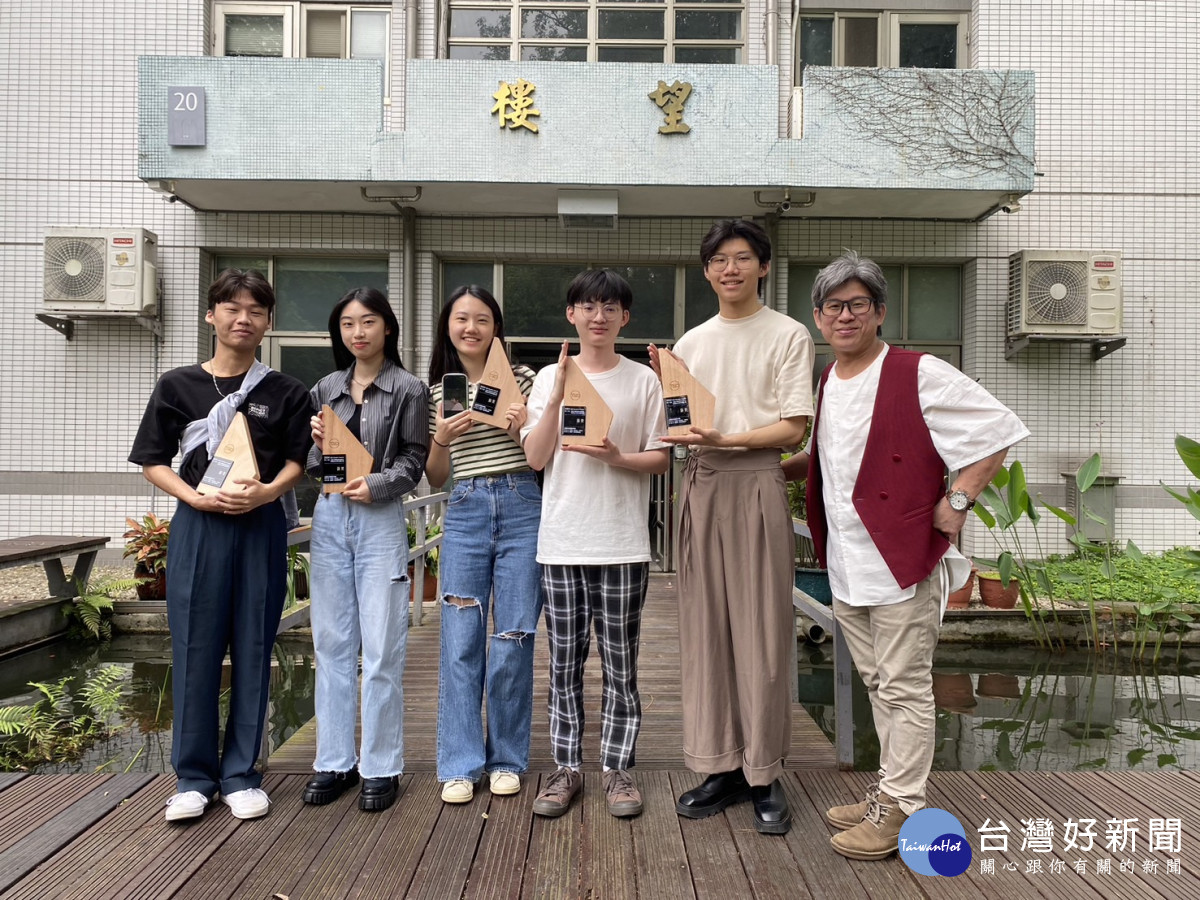 用心指導中原室內設計課程三年級的朱啟銘老師(右1)，學生表現在各項競賽大放異彩。