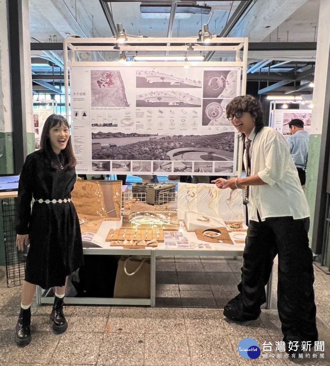 中原室設四陳與耕(右)與彭子庭合作，為公墓解決土地利用及空間過於飽和的問題。<br />
<br />
