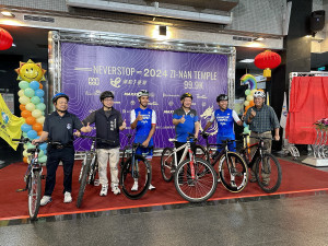 王副縣長與二位國手及林議員等歡迎選手參加。（記者扶小萍攝）
