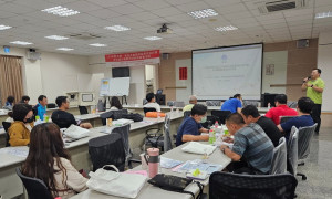 ▲中華民國養殖漁業發展協會解說智慧省工設備補助。