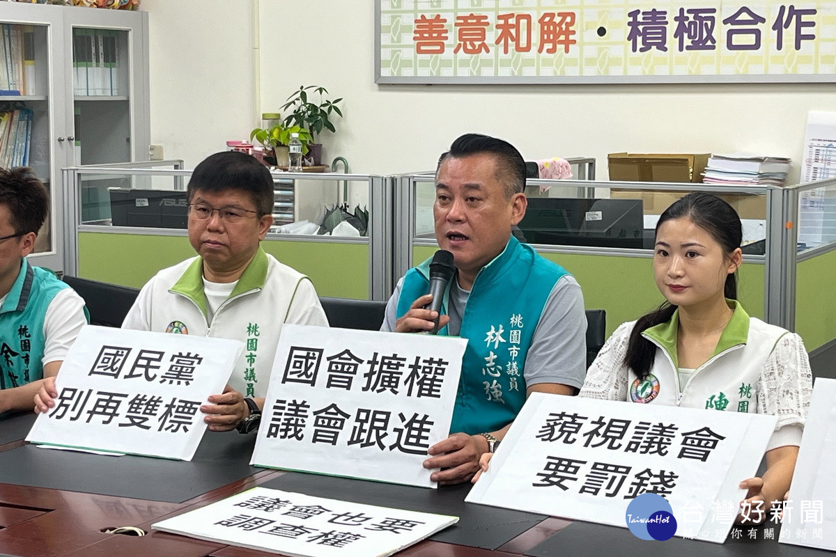 桃園市議會民進黨團說明要求桃園市長張善政簽署「支持藐視議會法案」承諾書。