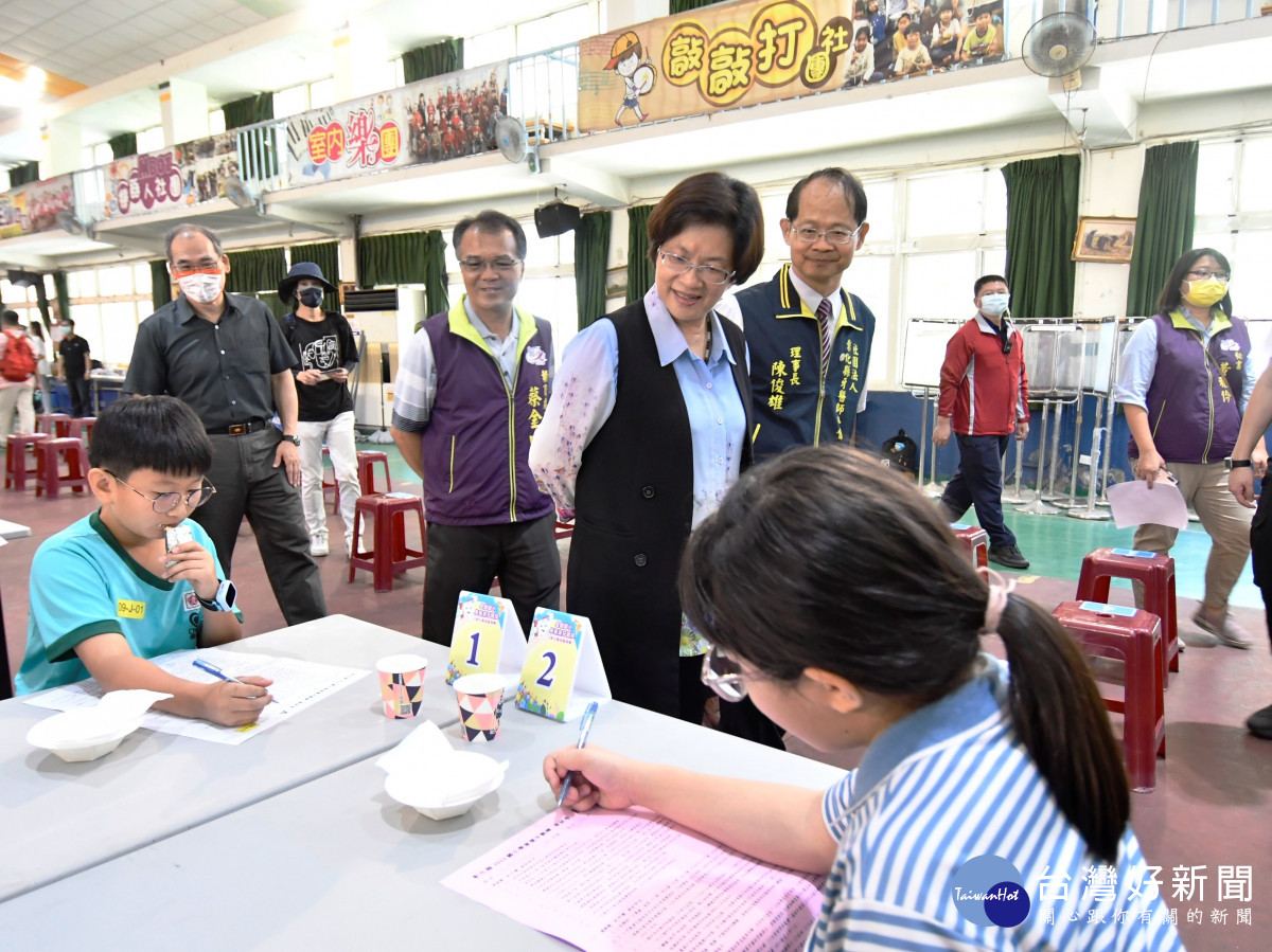 全國國小學童潔牙觀摩彰化地區預賽，230位口腔小尖兵齊競賽，縣長王惠美巡視學童筆試的狀況。圖／記者鄧富珍攝