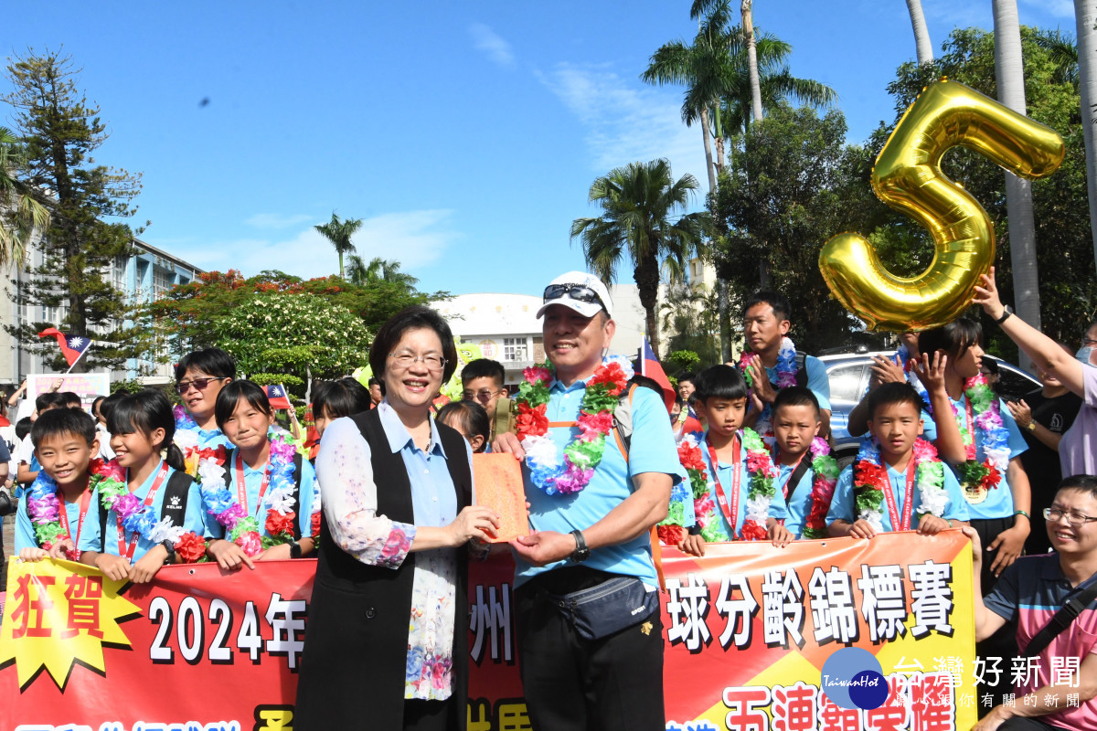 縣長王惠美贈加菜金。圖／記者鄧富珍攝
