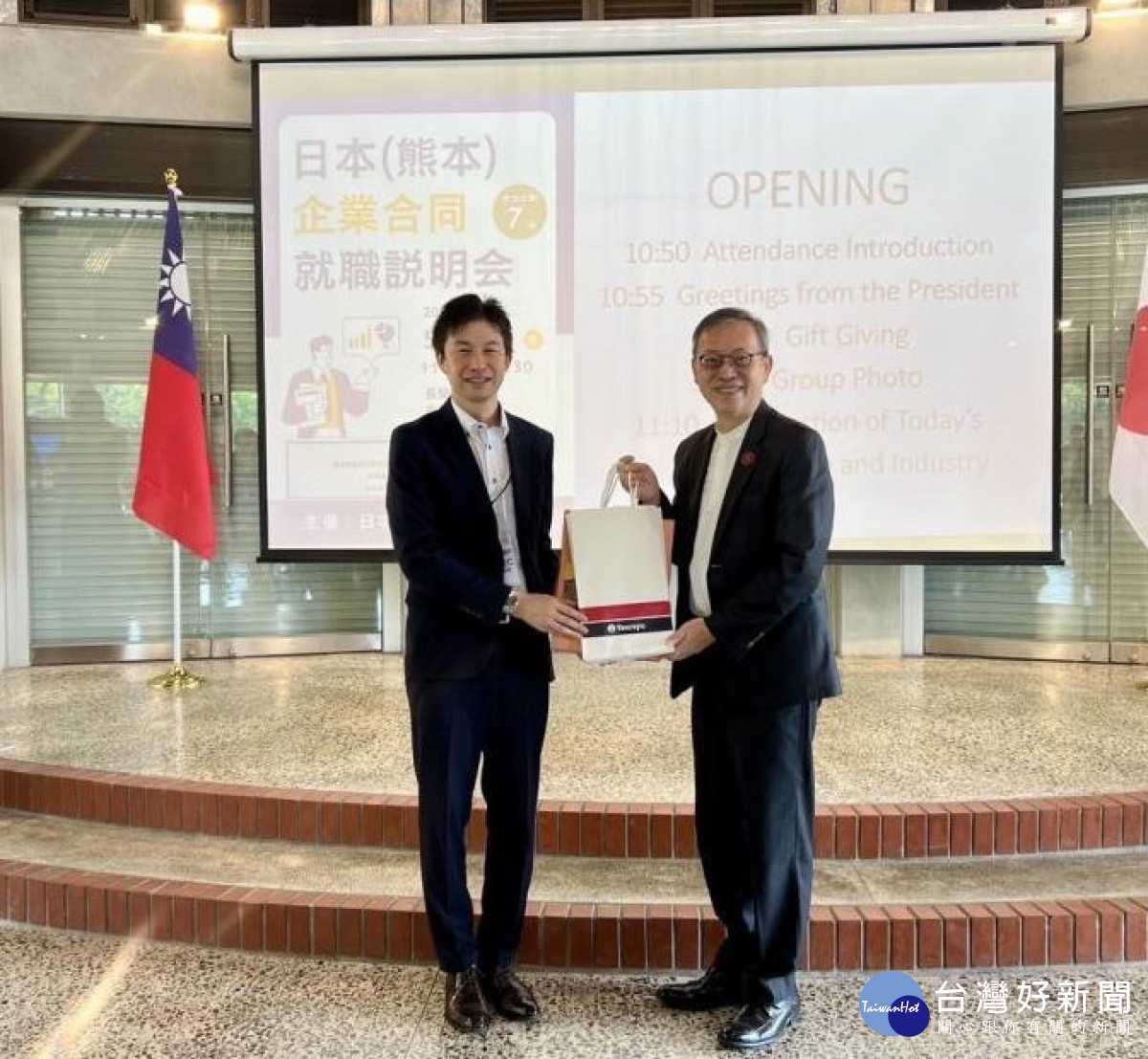長榮大學校長李泳龍致贈紀念品。
