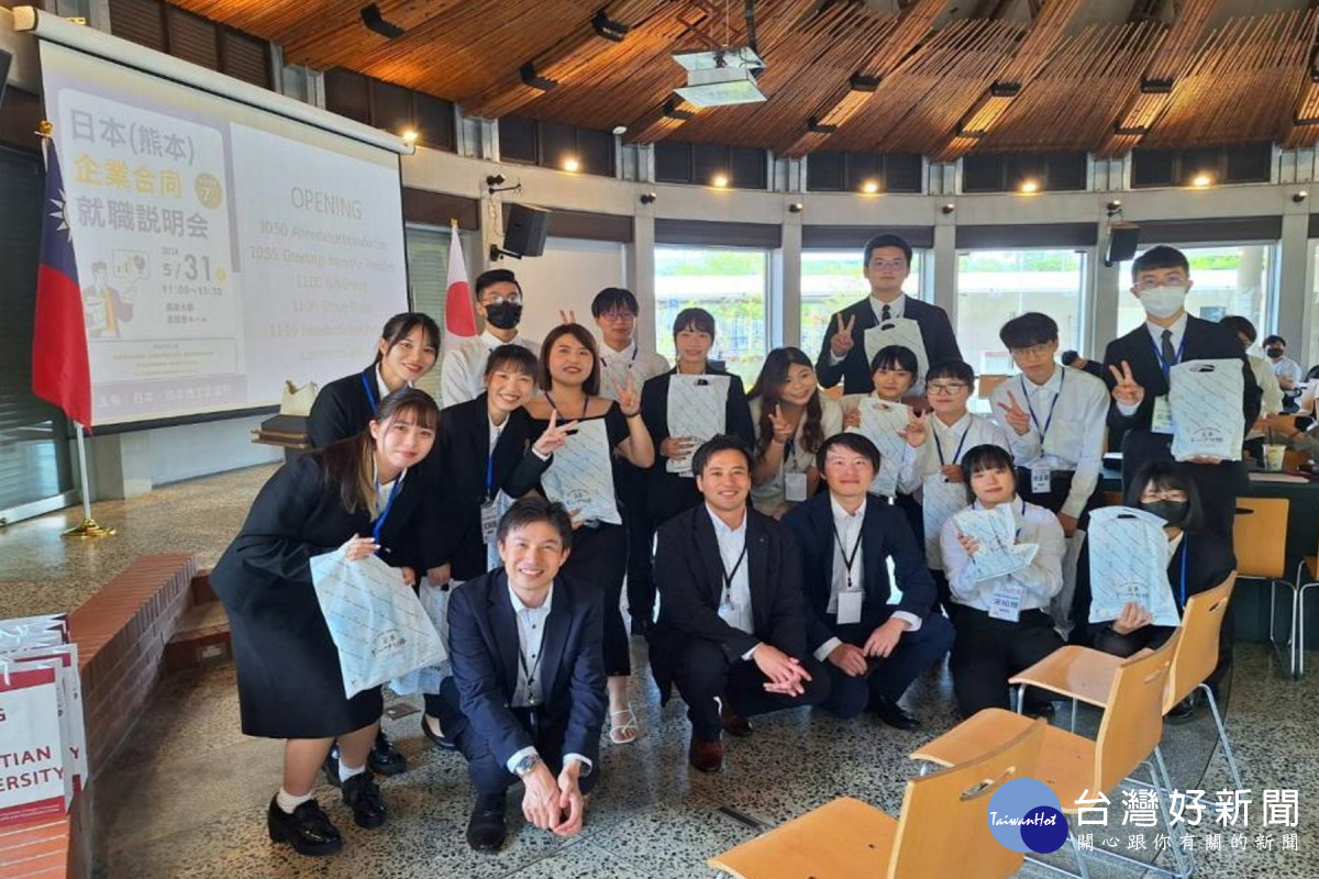 日商代表與應日系翻譯同學合照。