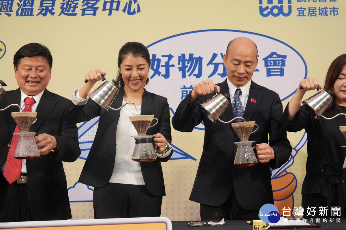 韓院長許縣長與來賓體驗手沖咖啡的美味。（縣府提供）