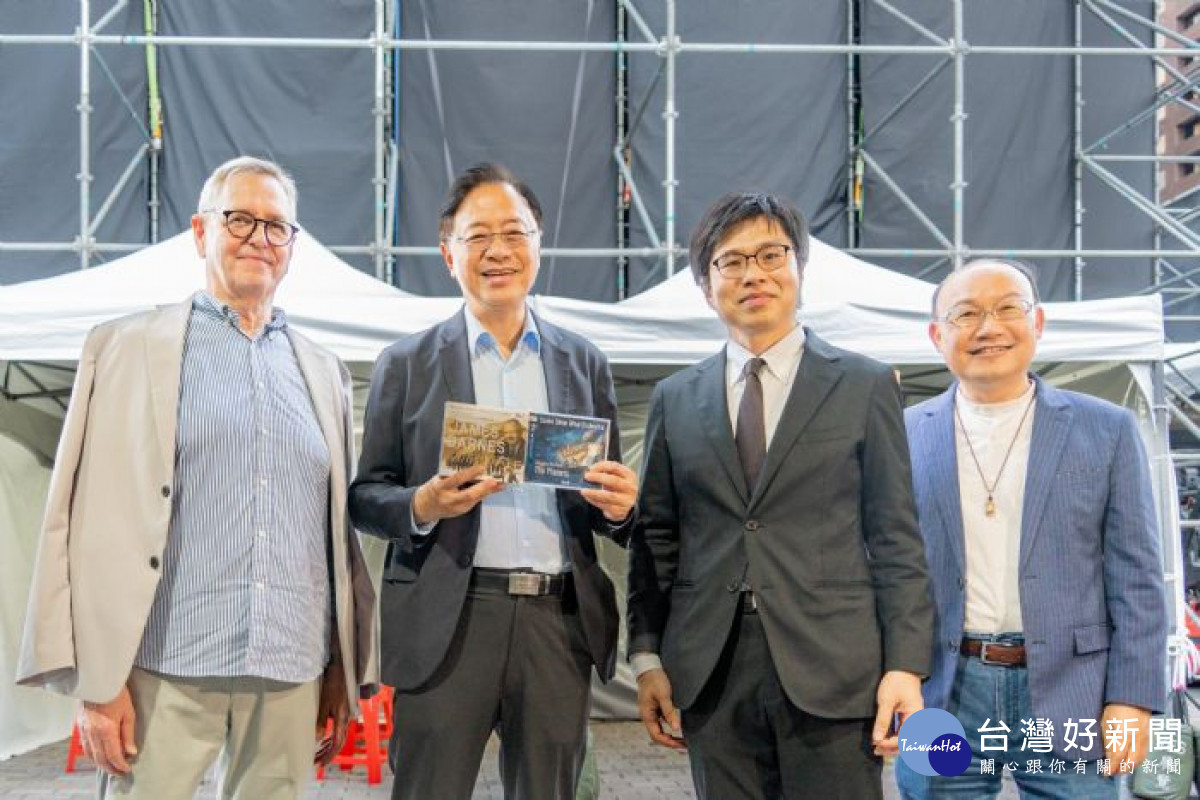 （左起）指揮家道格拉斯・伯斯托克教授、市長、大阪市音樂團長石井徹哉先生與文化局長合影。<br />
