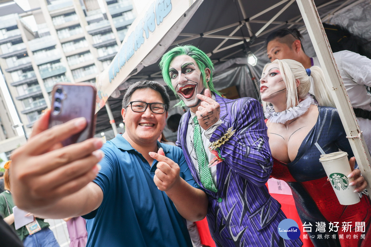 「2024桃園城市變裝嘉年華」活動中，國際人氣Cosplayer與民眾互動。