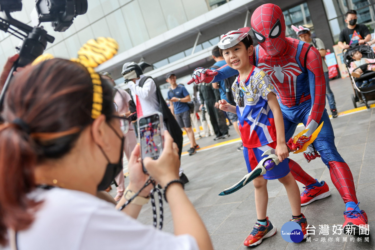 「2024桃園城市變裝嘉年華」活動中，國際人氣Cosplayer與民眾互動。