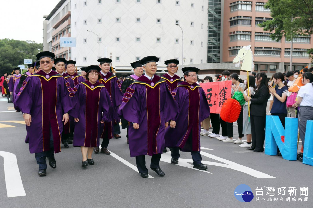 湯明哲校長與各系師長帶領畢業生校園巡禮