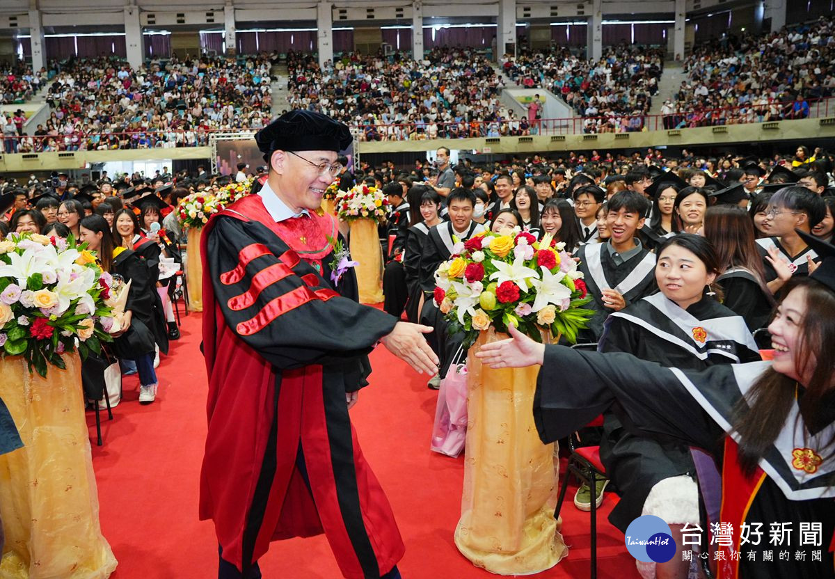 沈孟儒校長歡喜與畢業生握手，祝賀學業有成