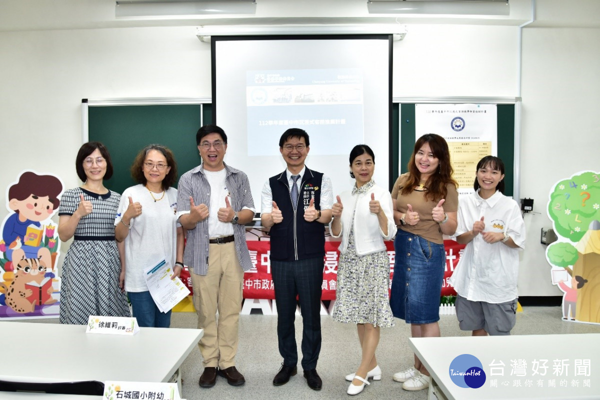 客委會江主委與評審合照。