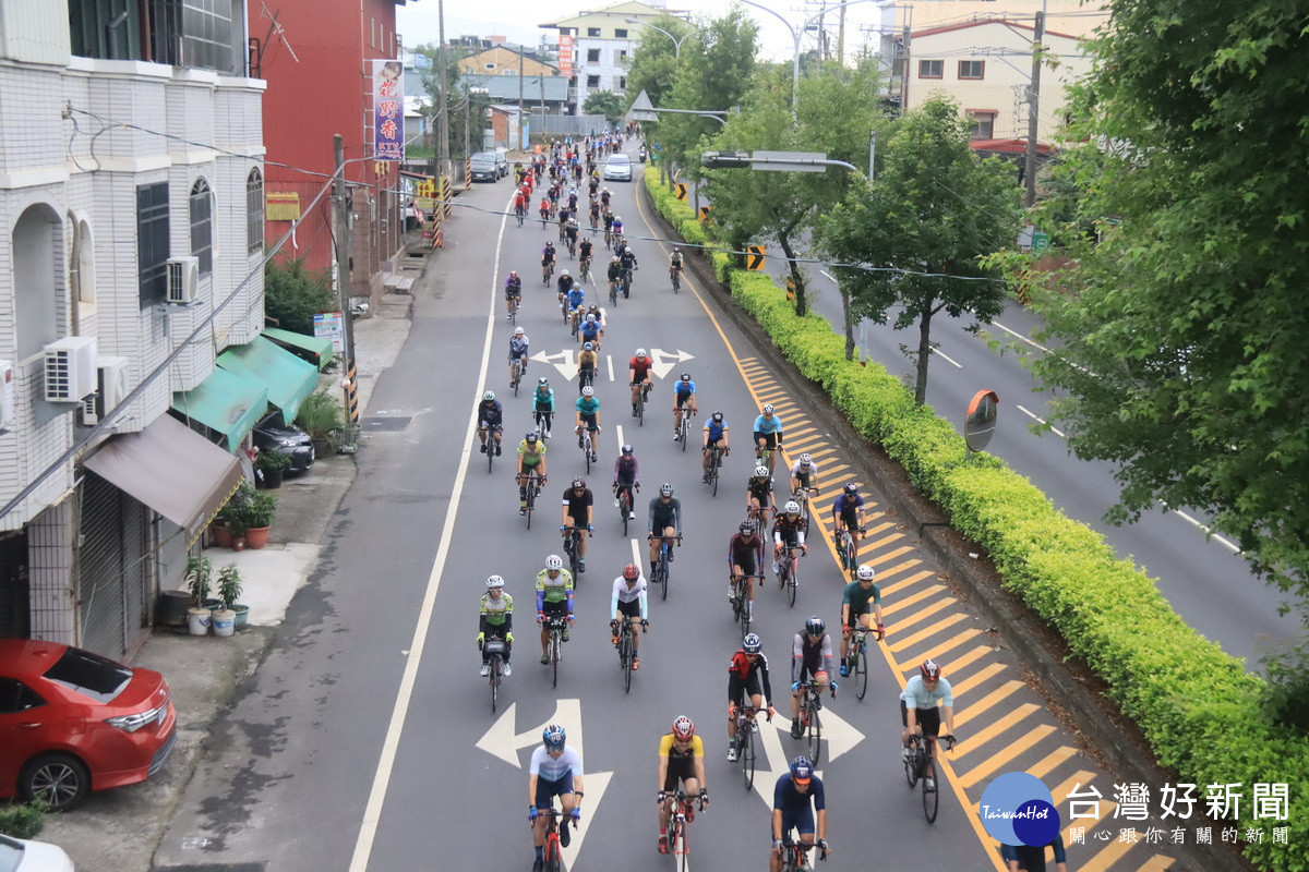 一波波車隊經過鄉鎮道路十分壯觀。（記者扶小萍攝）
