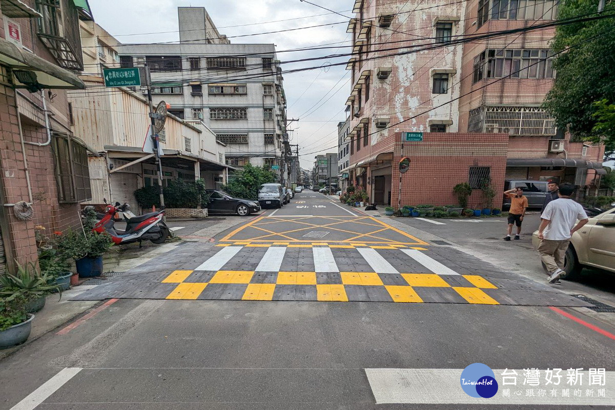 桃園新型「組合式減速平台」平均降速三成，1天內可完成組裝。