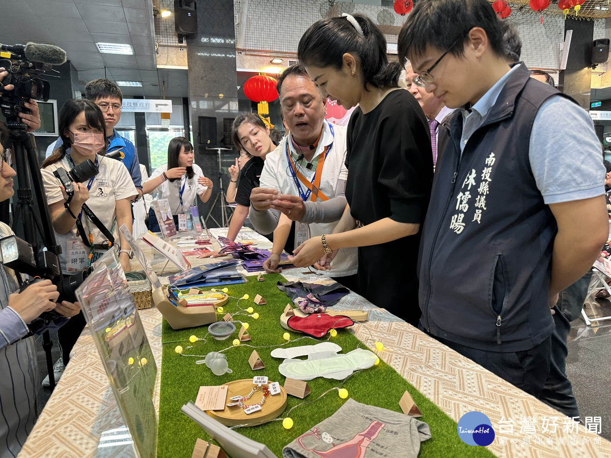許縣長與議員到展攤瞭解生理用品。（記者扶小萍攝）