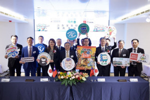 ▲高雄捷運公司在高觀光局見證下，正式與江之島電鐵株式會社(日本江之電)、株式会社OYATSU COMPANY(日本優雅食)簽訂「推動觀光電車計畫協議書」。