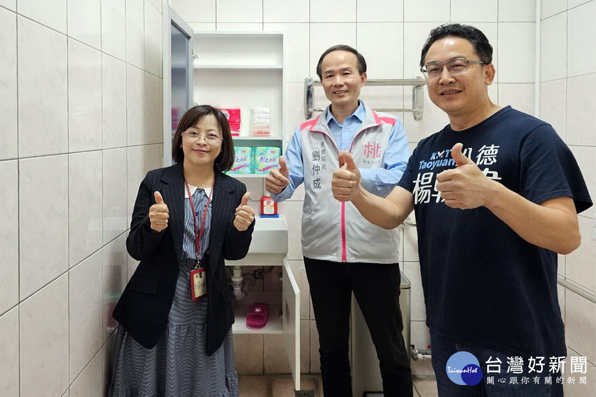 桃市府教育局長劉仲成、市議員楊朝偉、八德國中校長鍾美華實地會勘已完工的「女性生理盥洗室」。
