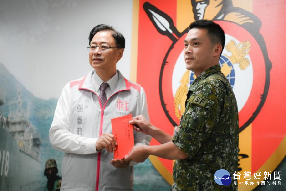 市長致贈慰勞金。