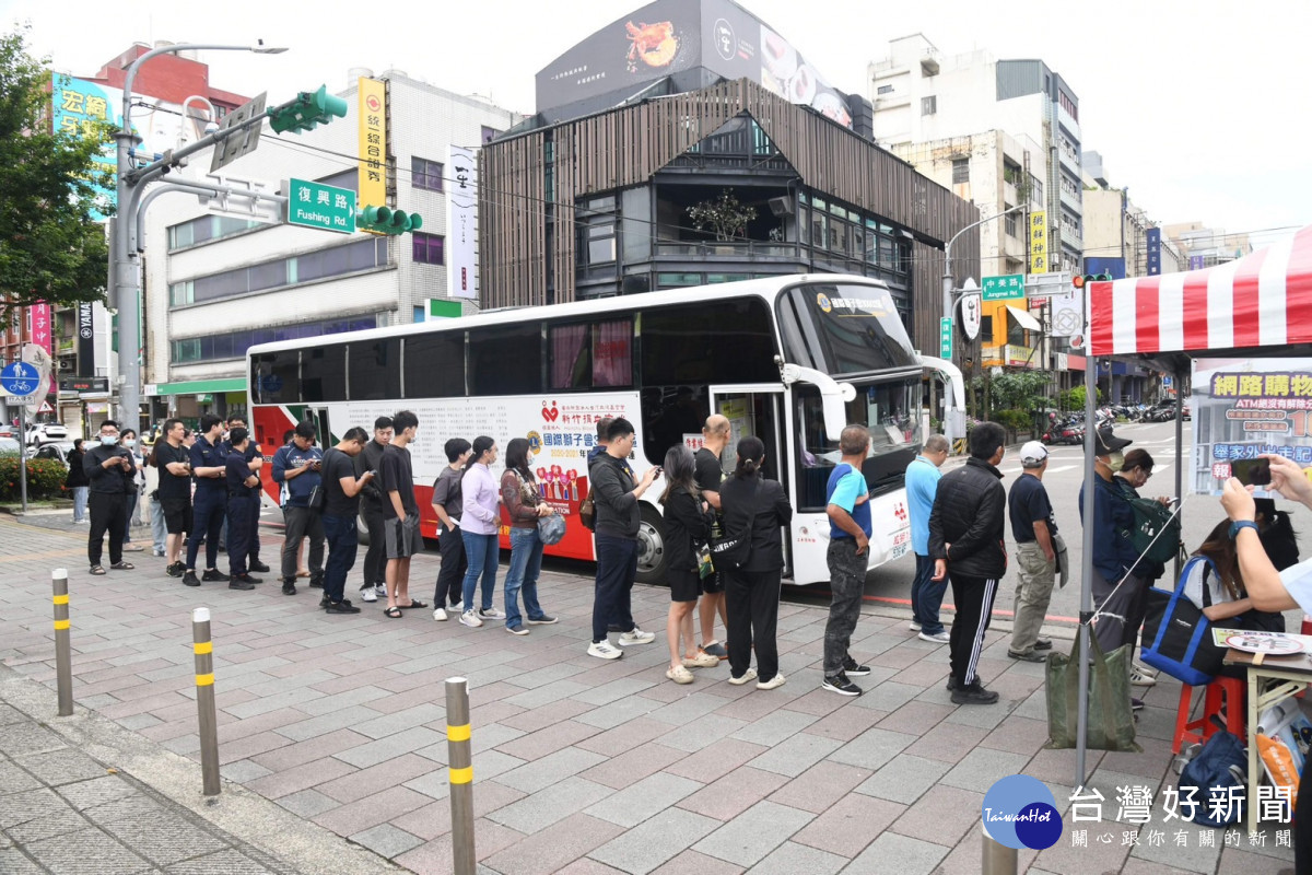 桃園市政府警察局號召全桃園警察團隊，南區由中壢分局，北區由桃園分局代表，舉辦捐血活動。<br />
<br />
