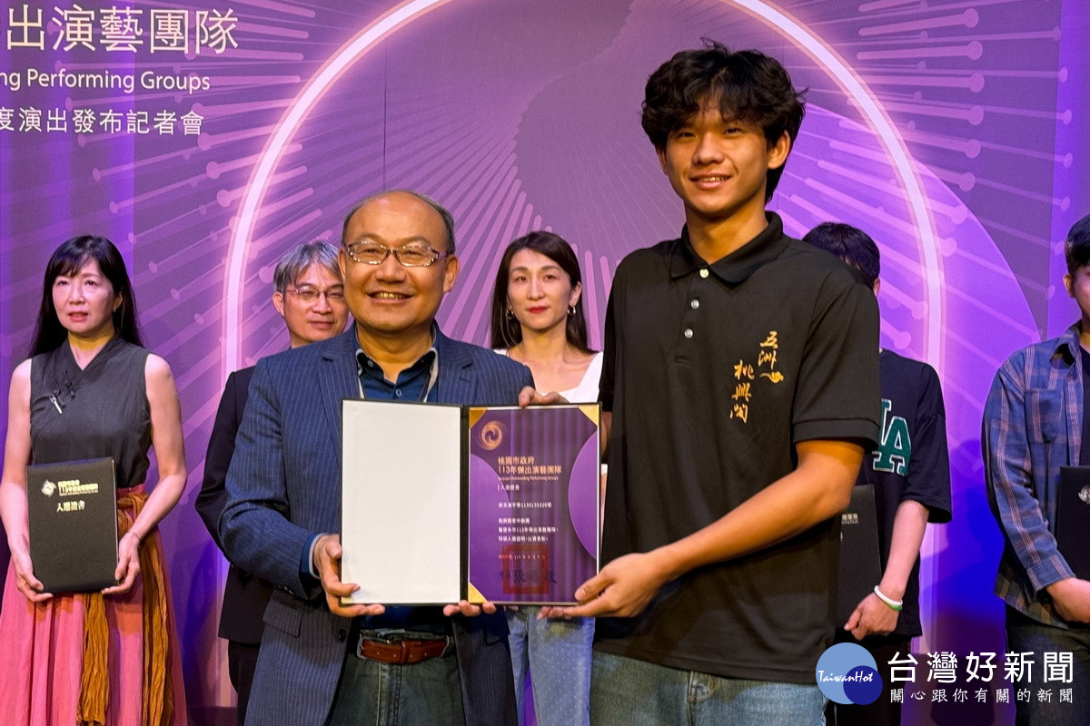 桃園市政府文化局長邱正生為傑出團體授證。<br />
