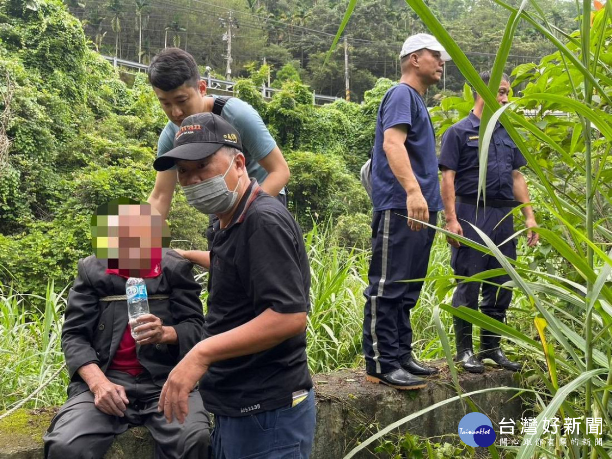 九旬年長老翁深陷山區，集集警分局救援返家。（圖/集集警分局提供）<br />
                                                                       <br />
