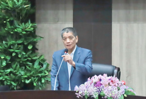 何議長主持定期會閉會，期許縣府從速尋得焚化爐用地。（記者扶小萍攝）