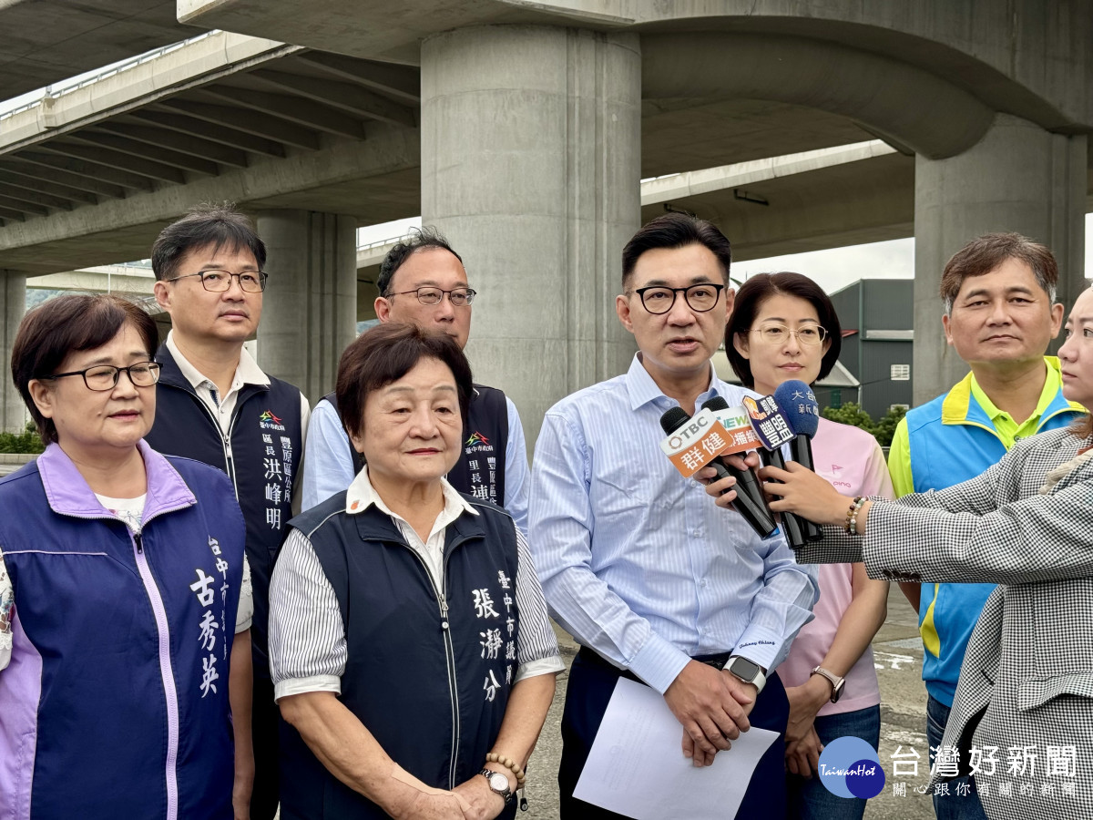 立法院副院長江啟臣接受媒體訪問。