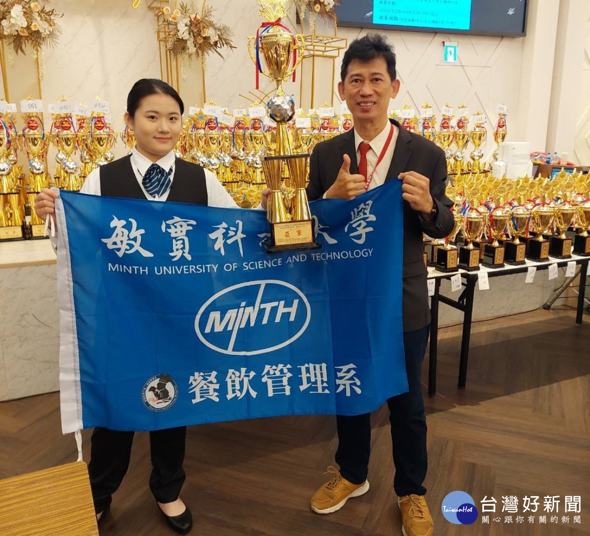 劉思妤(左1),敏實科技大學指導老師舒程副教授(右1)