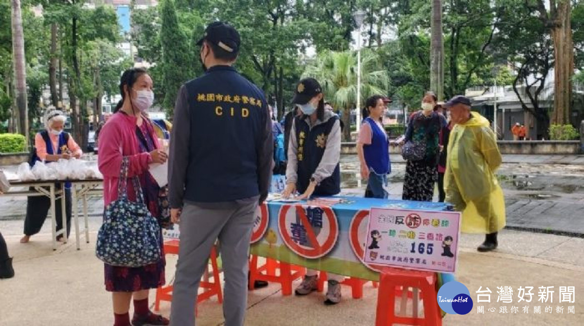 桃園市政府社會局結合善心團體，為街友們舉辦了系列活動，迎接佳節。<br />
<br />
