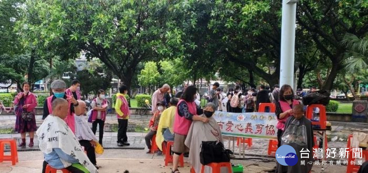 桃園市政府社會局結合善心團體，為街友們舉辦了系列活動，迎接佳節。<br />
<br />
