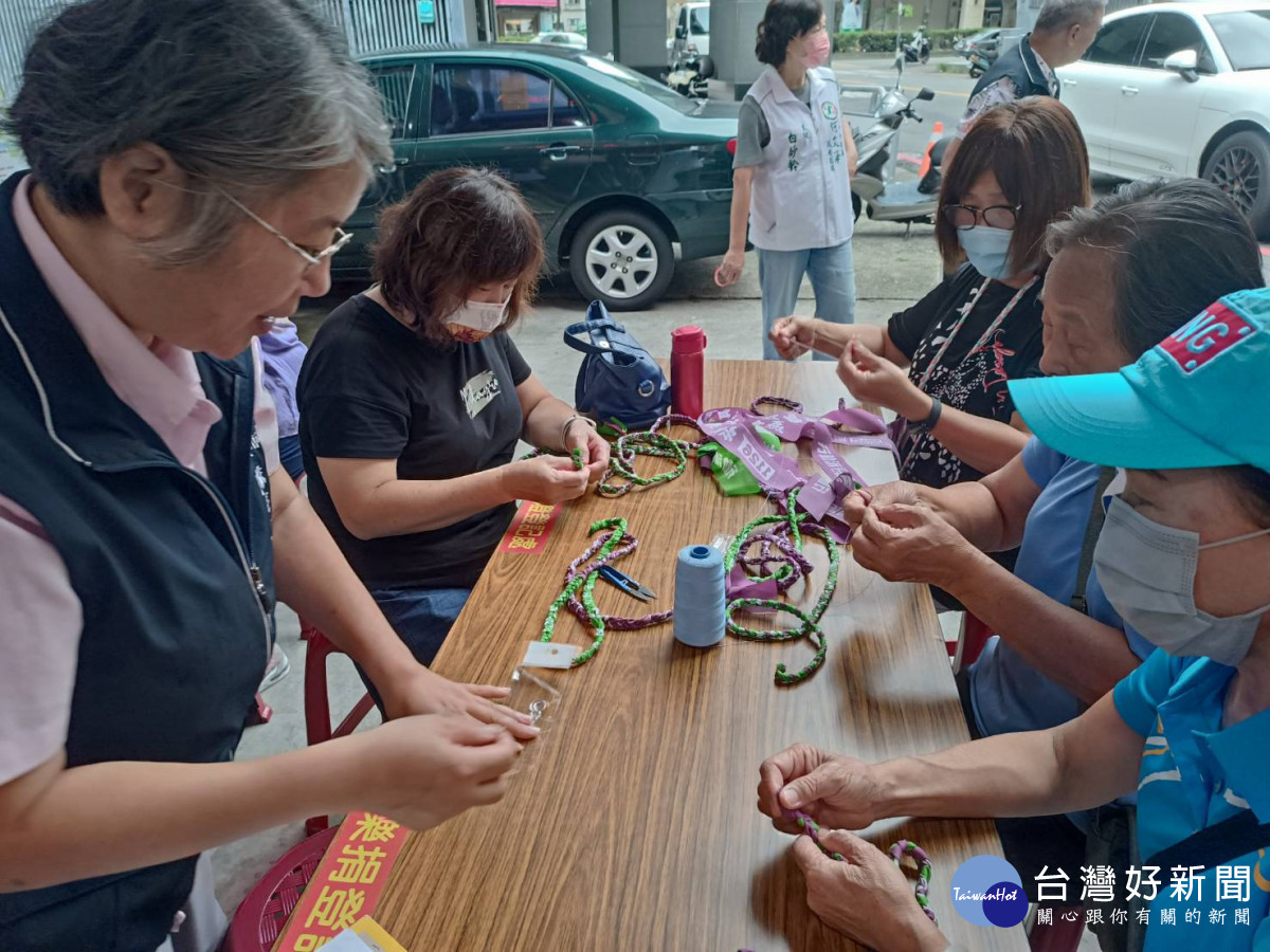 選舉布條回收DIY編製成實用的杯墊