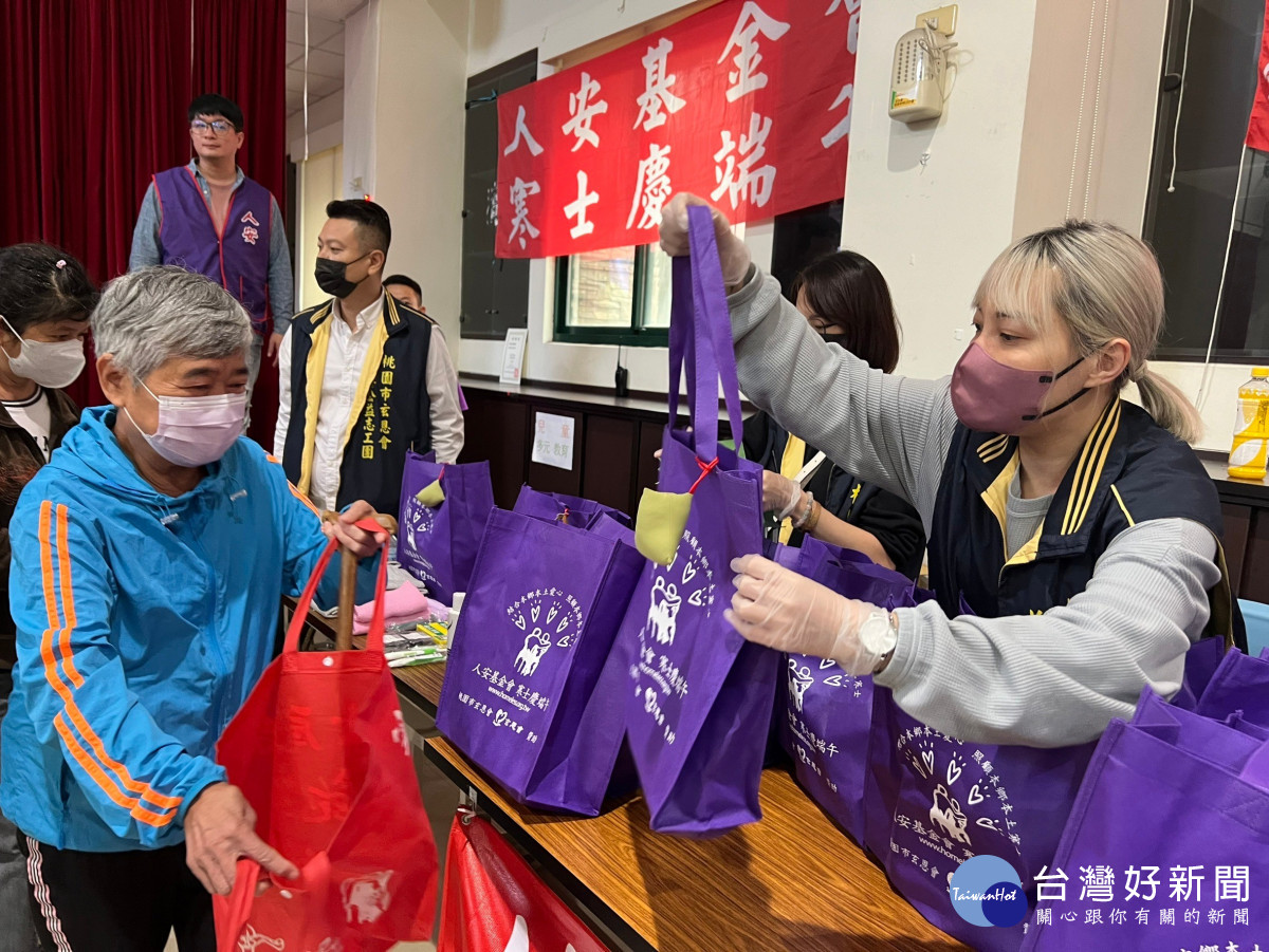 風大雨大太陽大　人安伴寒士仲夏慶端午（發放健康包）