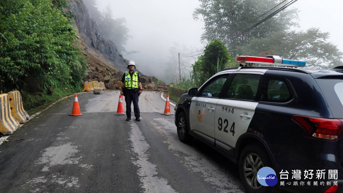 員警到達現場擺設交通錐管制車輛／警方提供