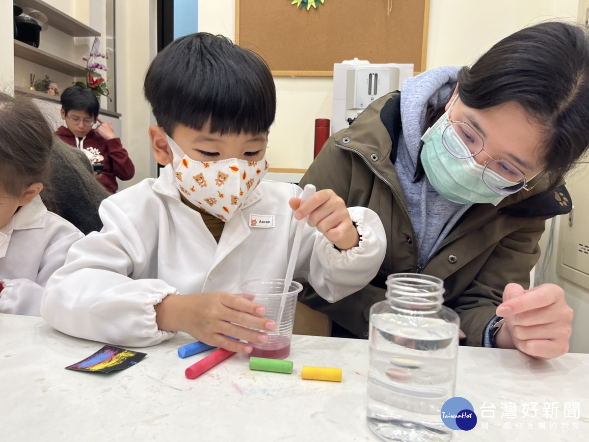 遠百竹北於6月8日起一連三天推出立蛋、科學龍舟體驗營等系列活動。