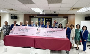 南投扶輪社將捐款轉交花蓮女中詹校長。（ 記者扶小萍攝）